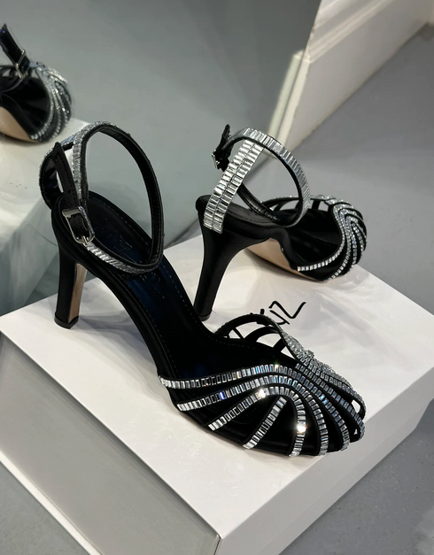 LAILA BLACK SANDALS WITH A CRISTAL STONE