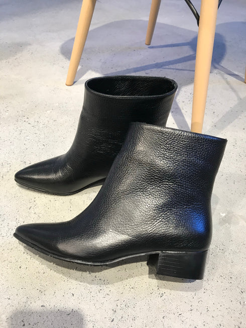 LUCKY BLACK BOOTIE