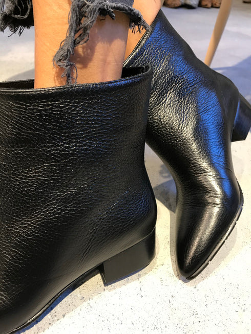 LUCKY BLACK BOOTIE