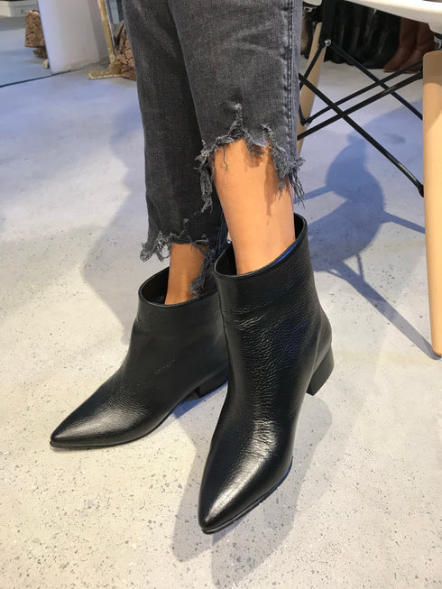 LUCKY BLACK BOOTIE