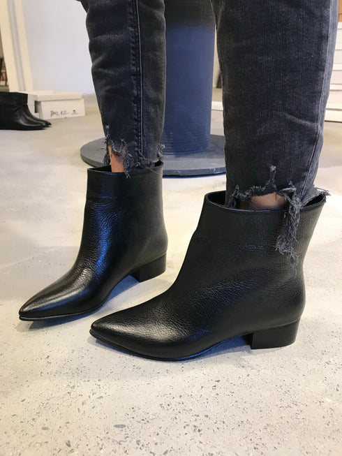 LUCKY BLACK BOOTIE