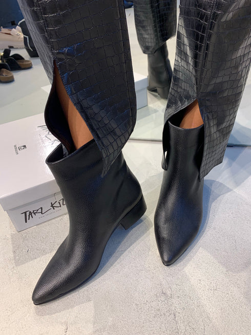 LUCKY BLACK BOOTIE